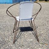 Fauteuil vintage en métal noir et cannage plastique blanc