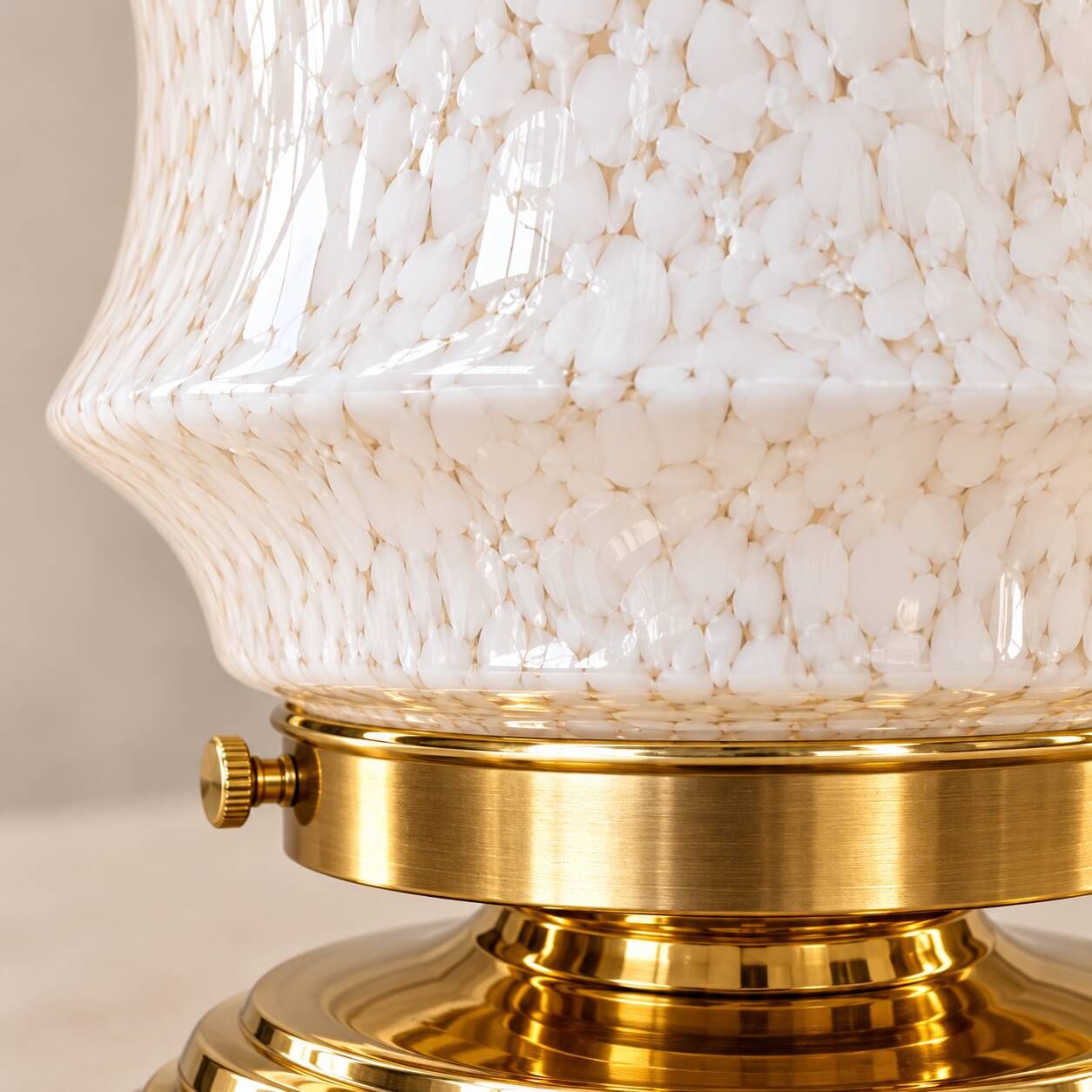 Zoé — Table lamp in speckled white Clichy glass and gold brass.