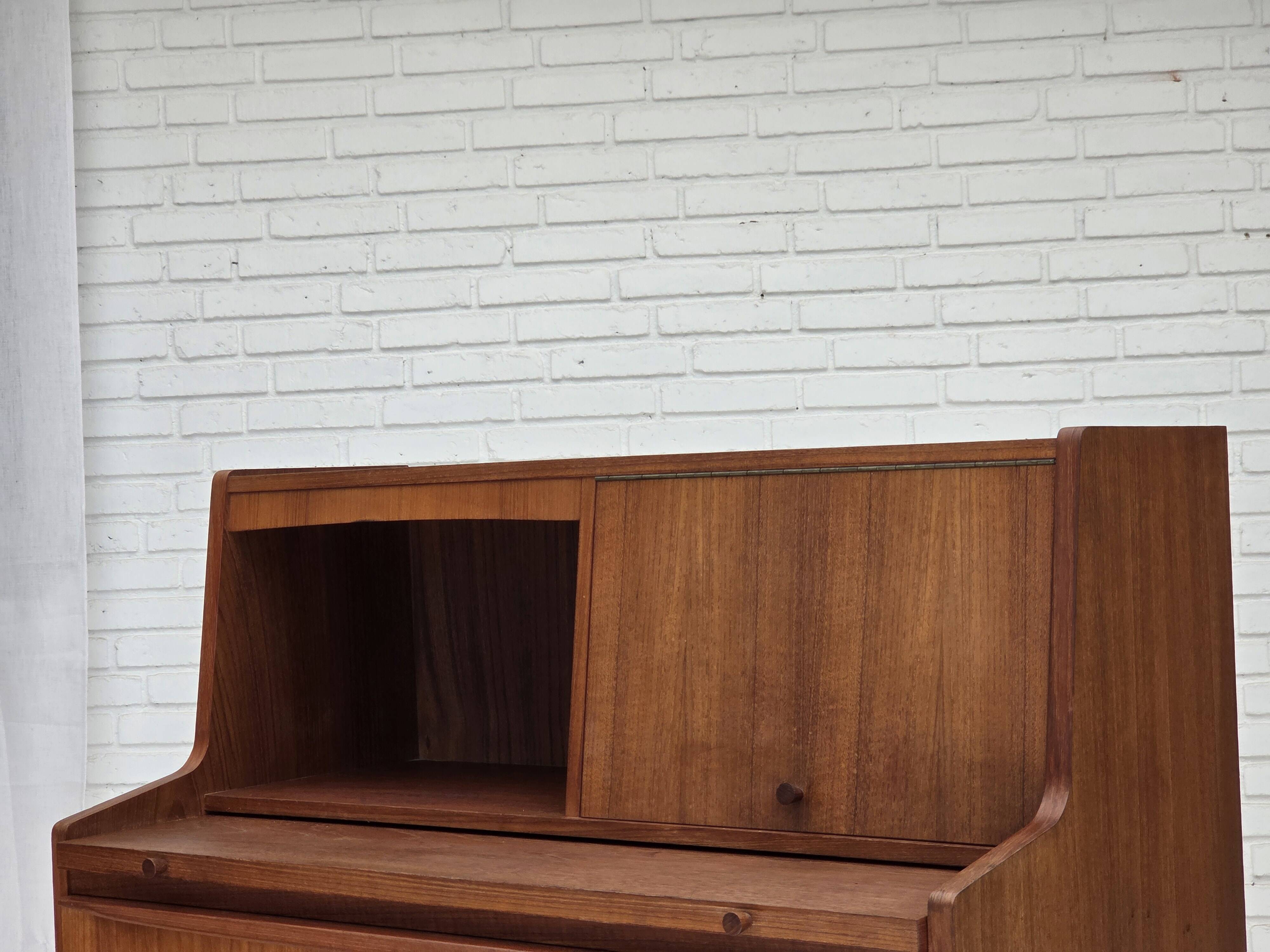 Commode danoise des années 1970 avec un miroir pliant, en bois de teck.