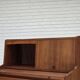 Commode danoise des années 1970 avec un miroir pliant, en bois de teck.