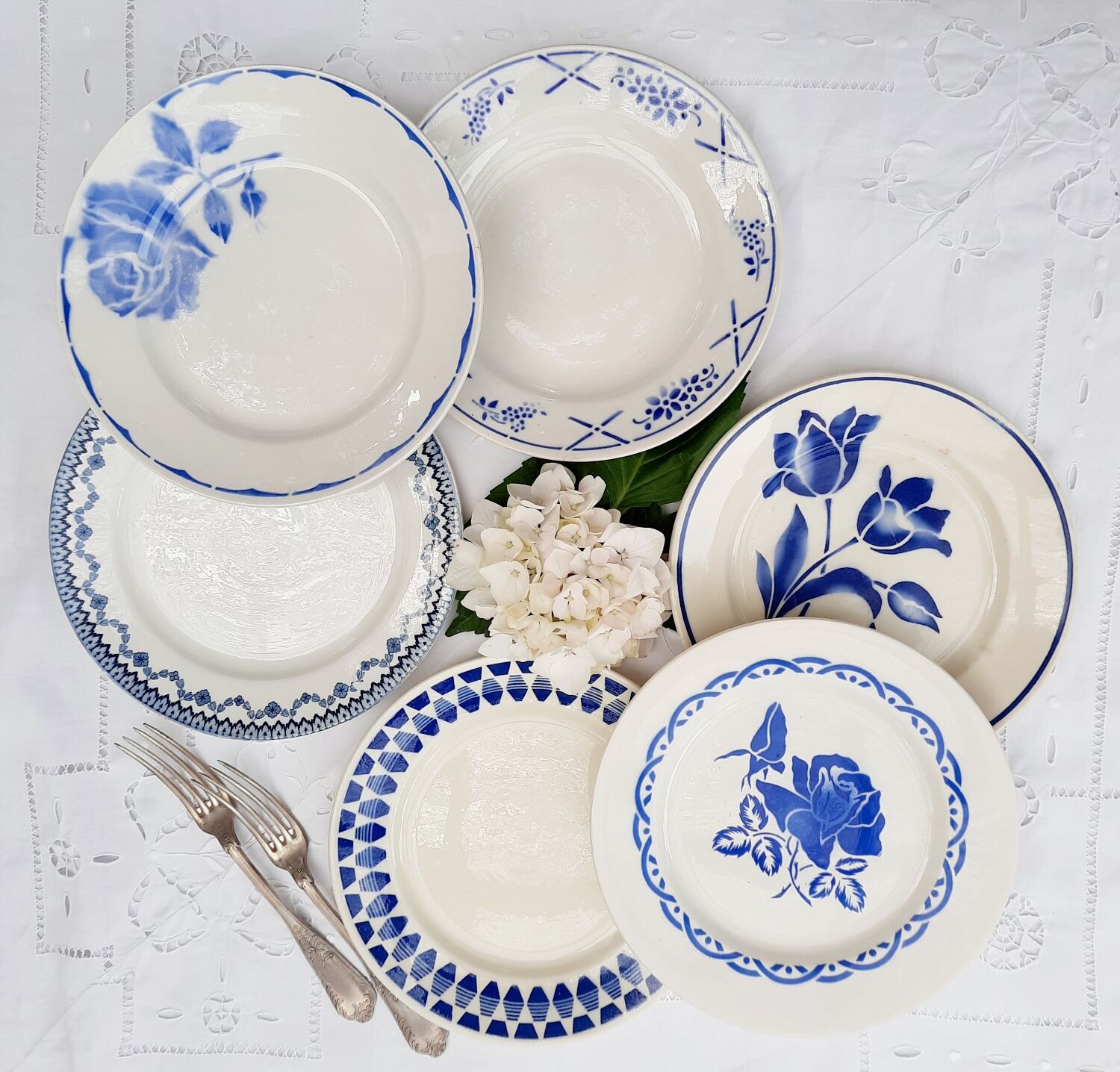 Mismatched flat plates in earthenware
