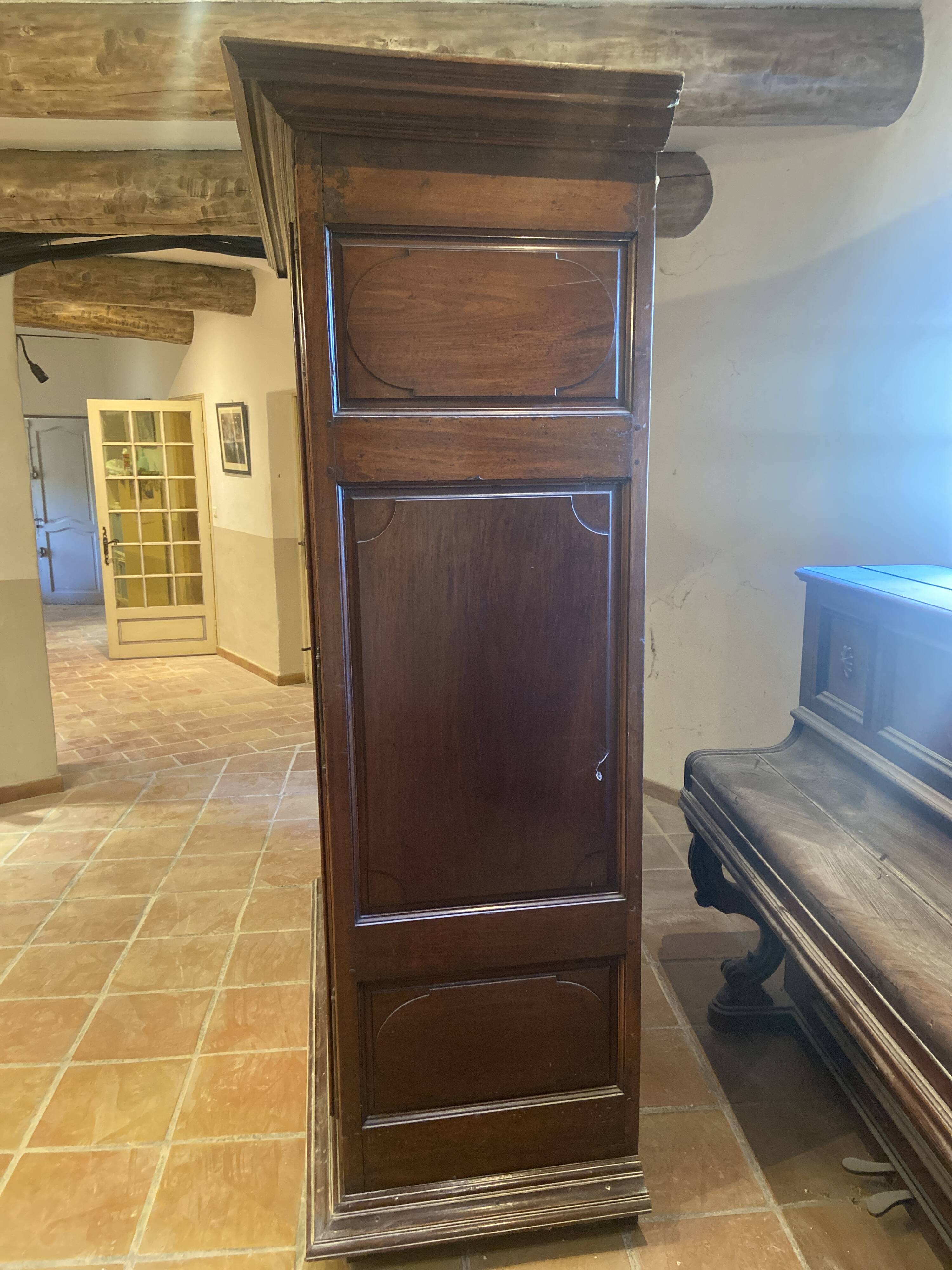 Grande armoire lingère de style Louis XIV en bois massif – XIXe siècle