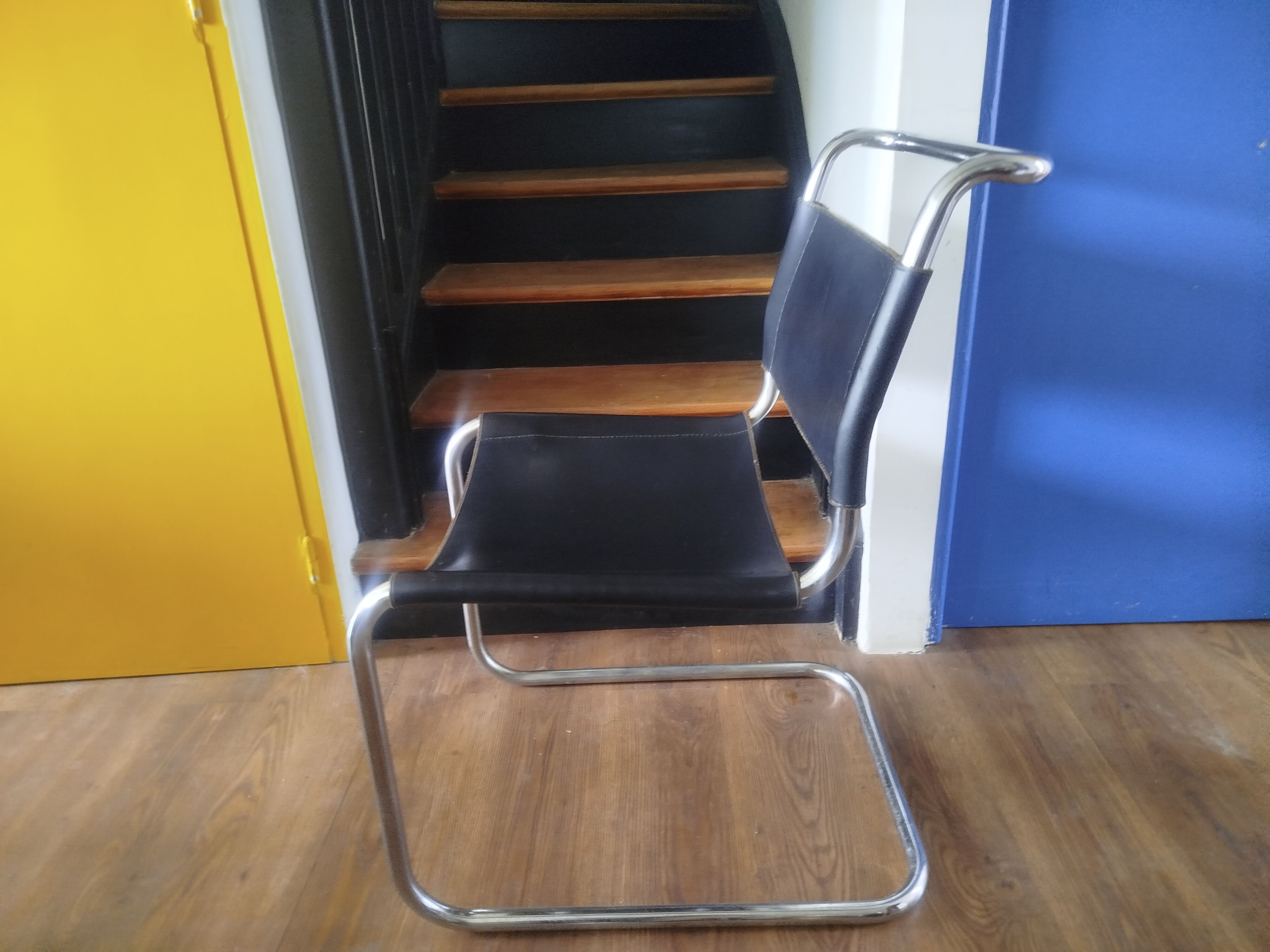 Cantilever chair / armchair Thonet in black leather and chrome metal – from