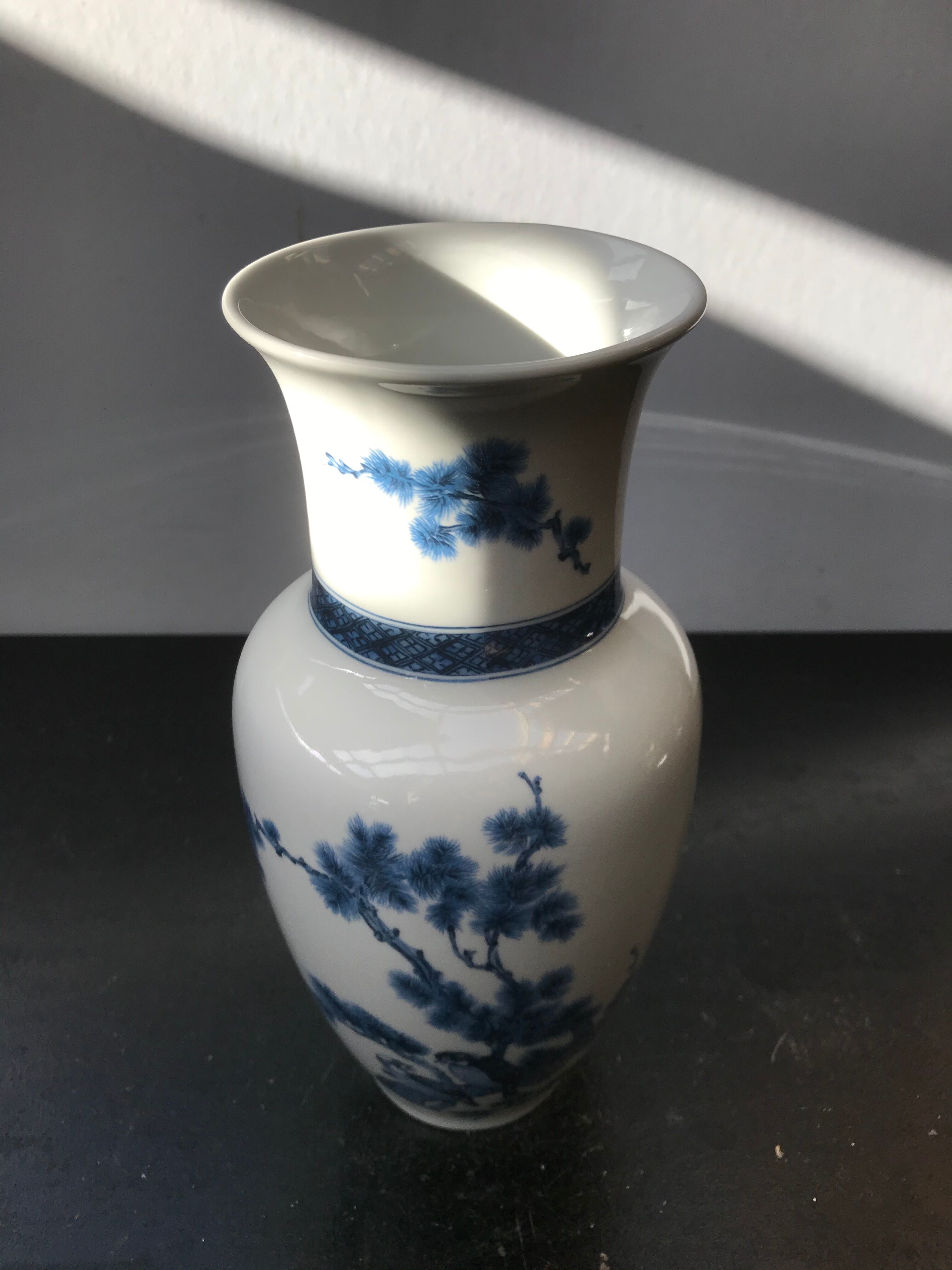 Avon old ceramics white vase flowers