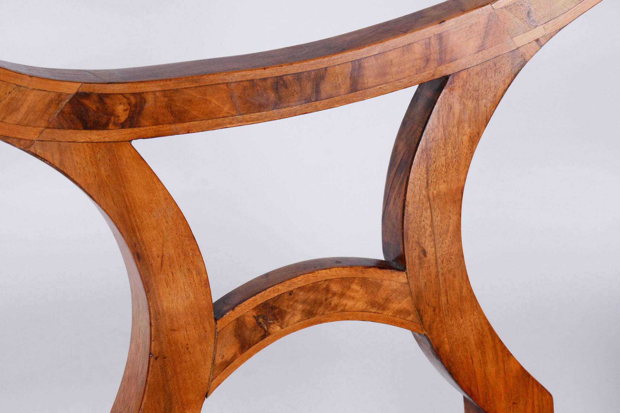 Ensemble Biedermeier restauré de quatre chaises en chêne et noyer, Vienne, Autriche, années 1820