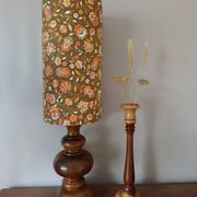lampe bois rustique, abat-jour style vintage seventies imprimé fleurs