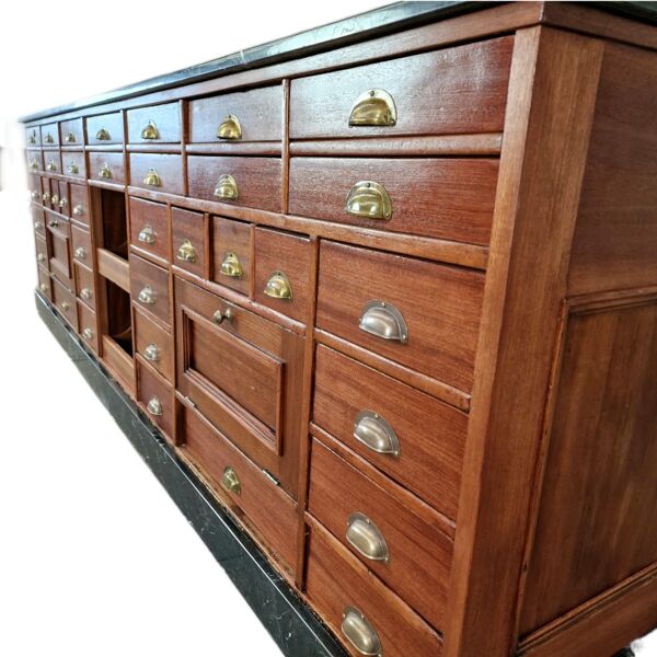 Grand comptoir d’apothicaire Art déco antique en acajou et comptoir de pharmacie en marbre noir, 1909