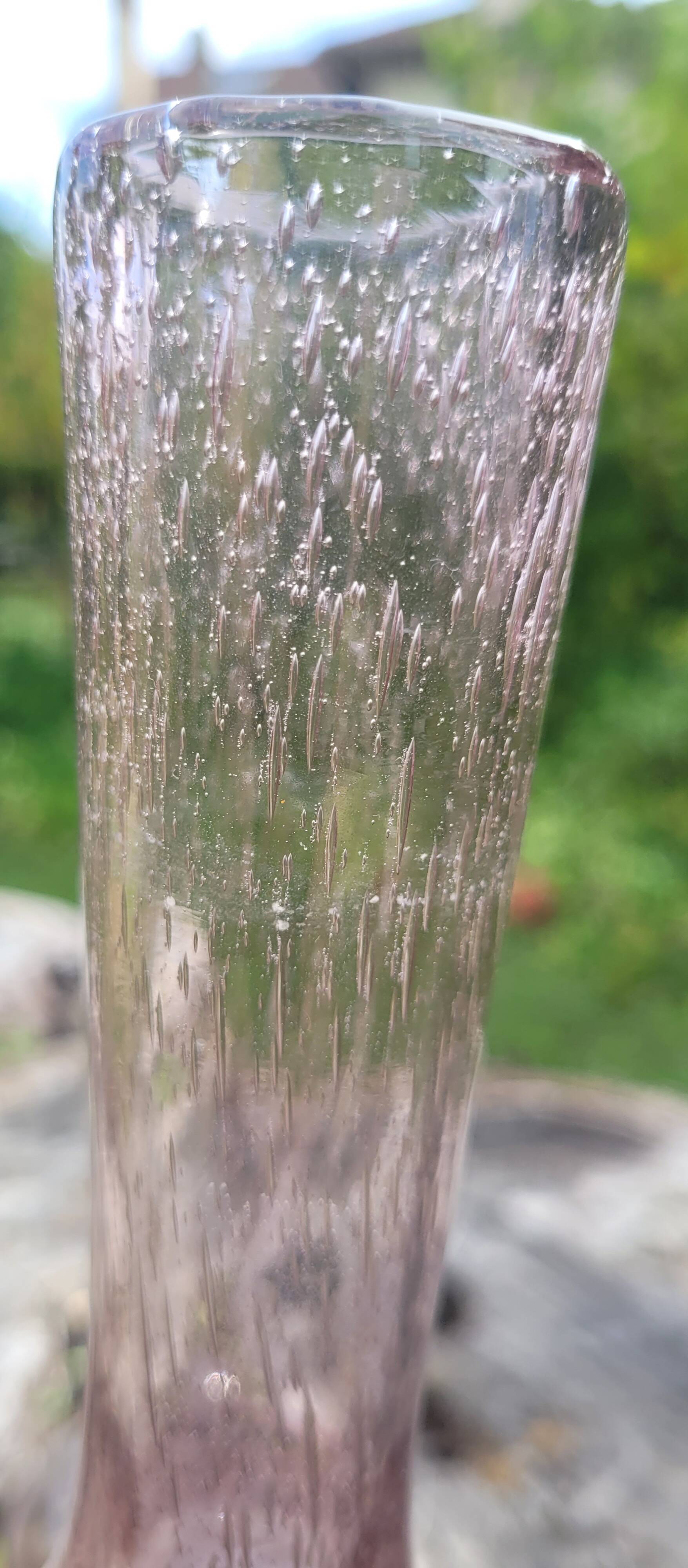 Bouteille en verre soufflé bullé, style verrerie Biot.