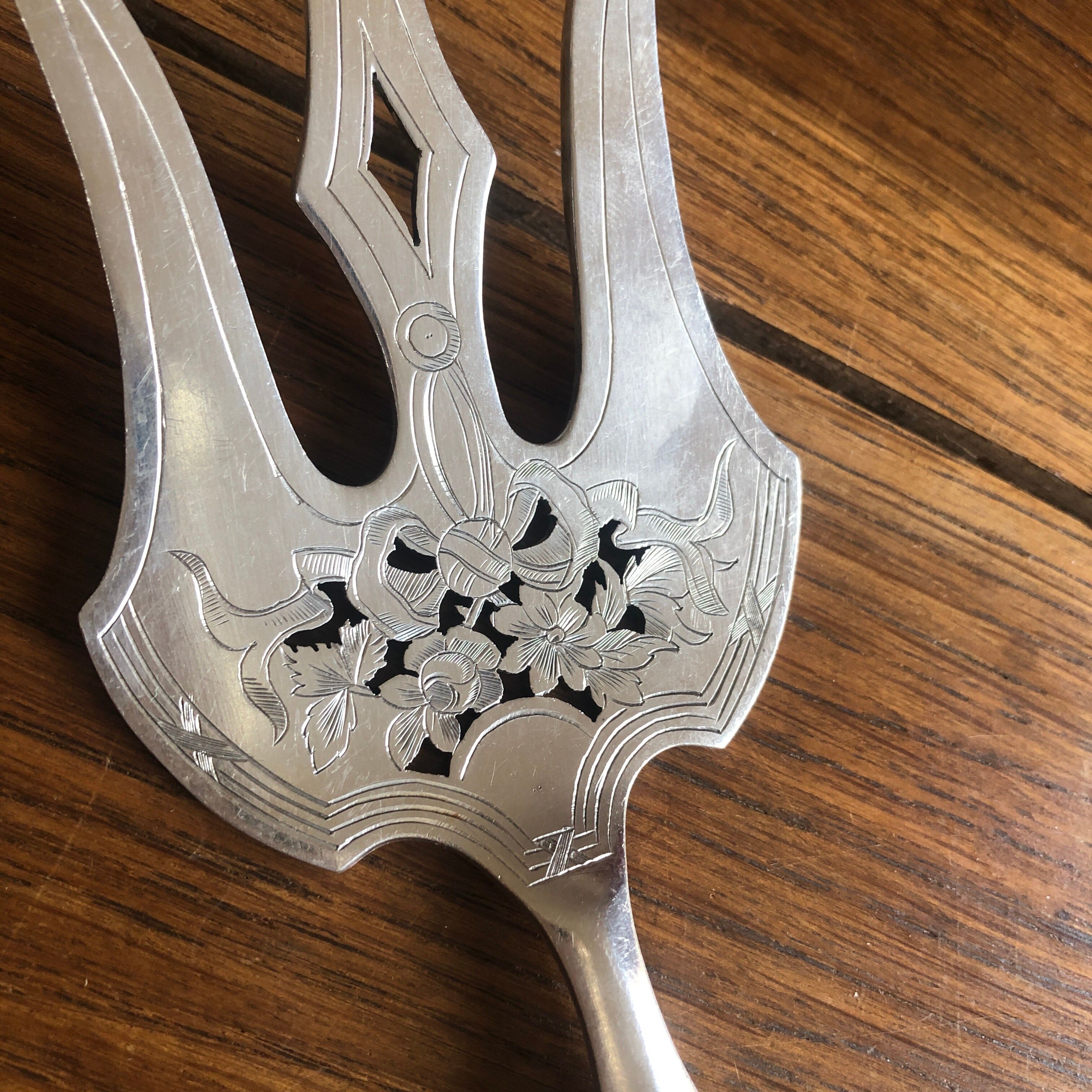 Cutlery serving fish silverware