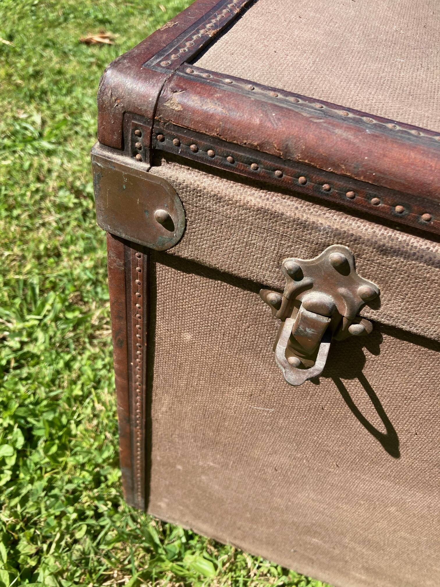 Ancienne malle de voyage, caisse de transport en bois et cuir 1900