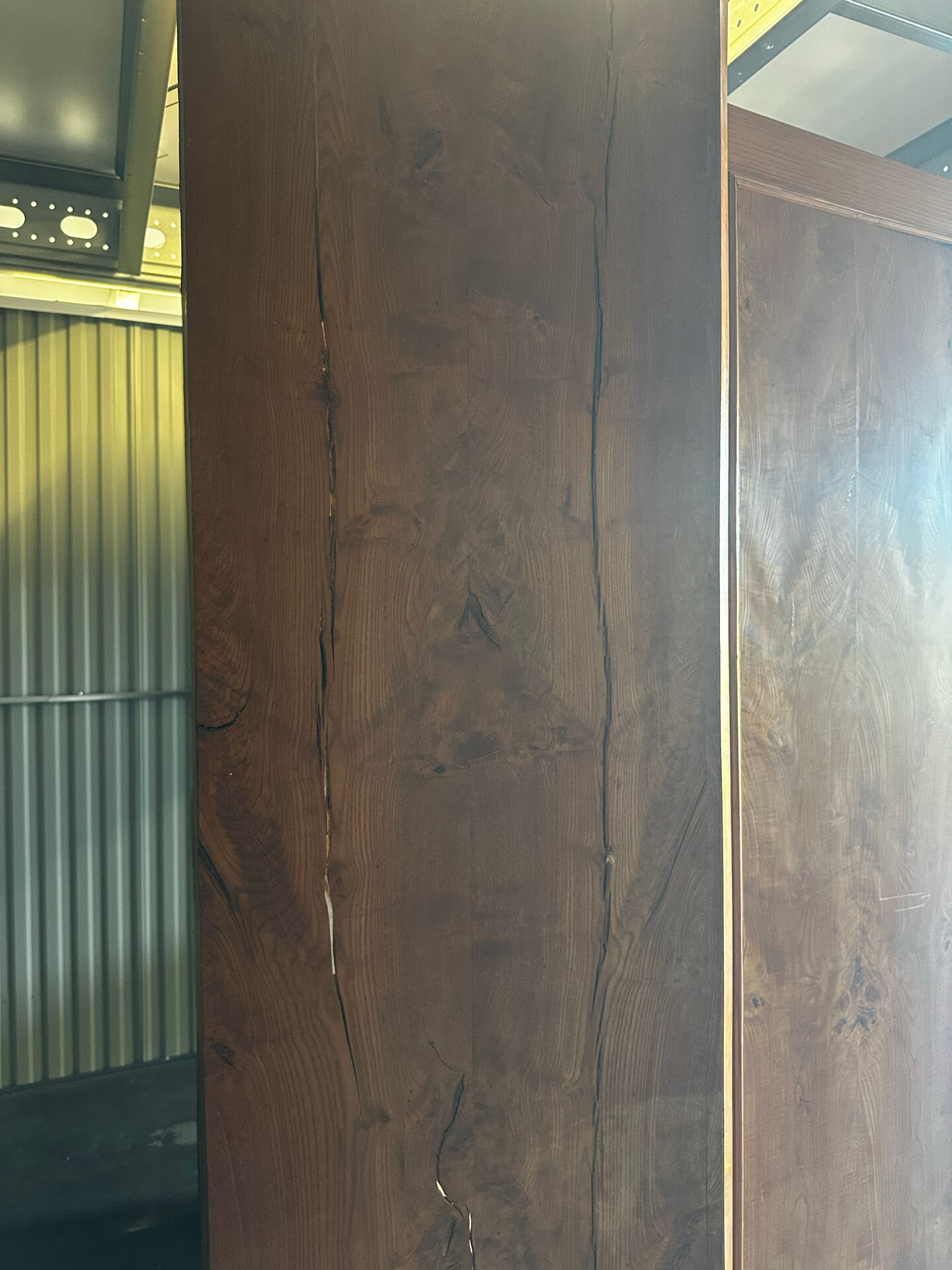 Armoire en orme massif d’époque Restauration, XIXe siècle