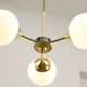 Chandelier italien moderne du milieu du siècle en laiton et verre opalin, années 1960.