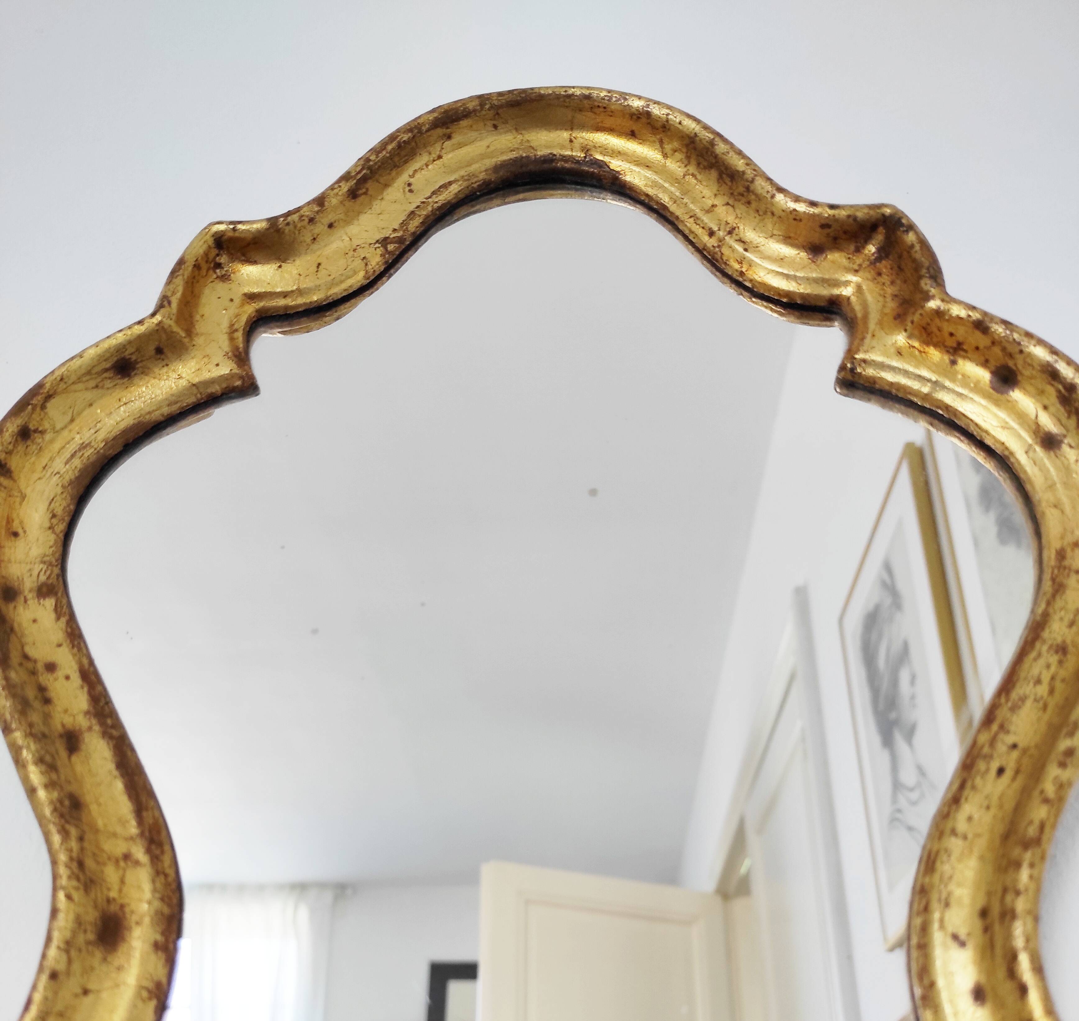 Miroir en bois doré 34 x 26 cm