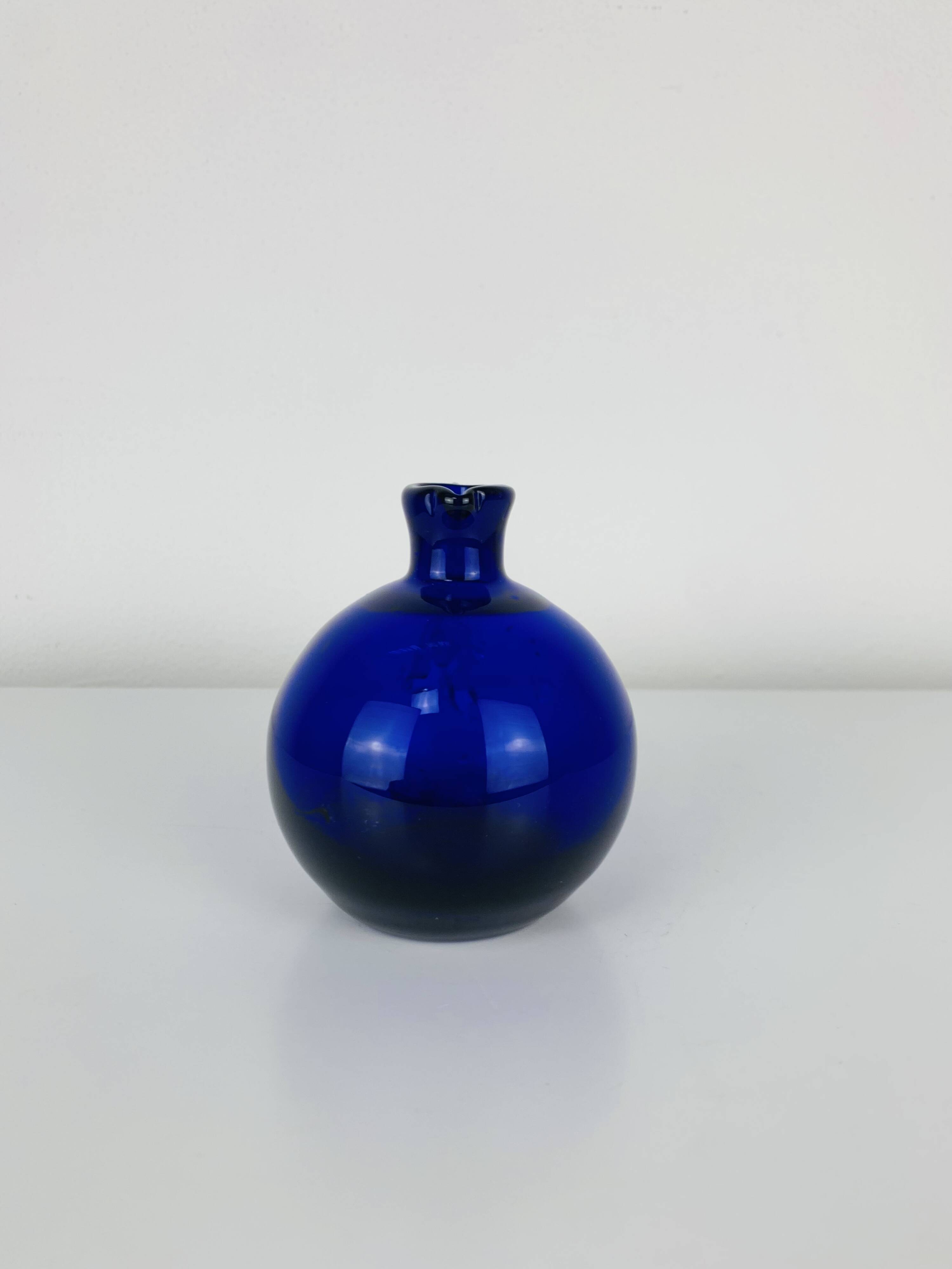 Vase rond verre de Murano bleu, anse torsadée, vintage