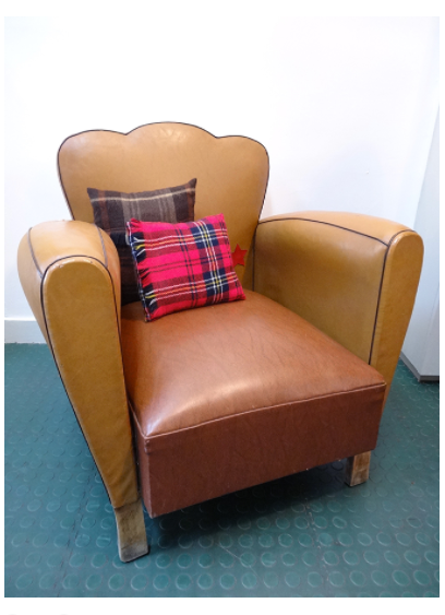 Fauteuil club moustache années 40