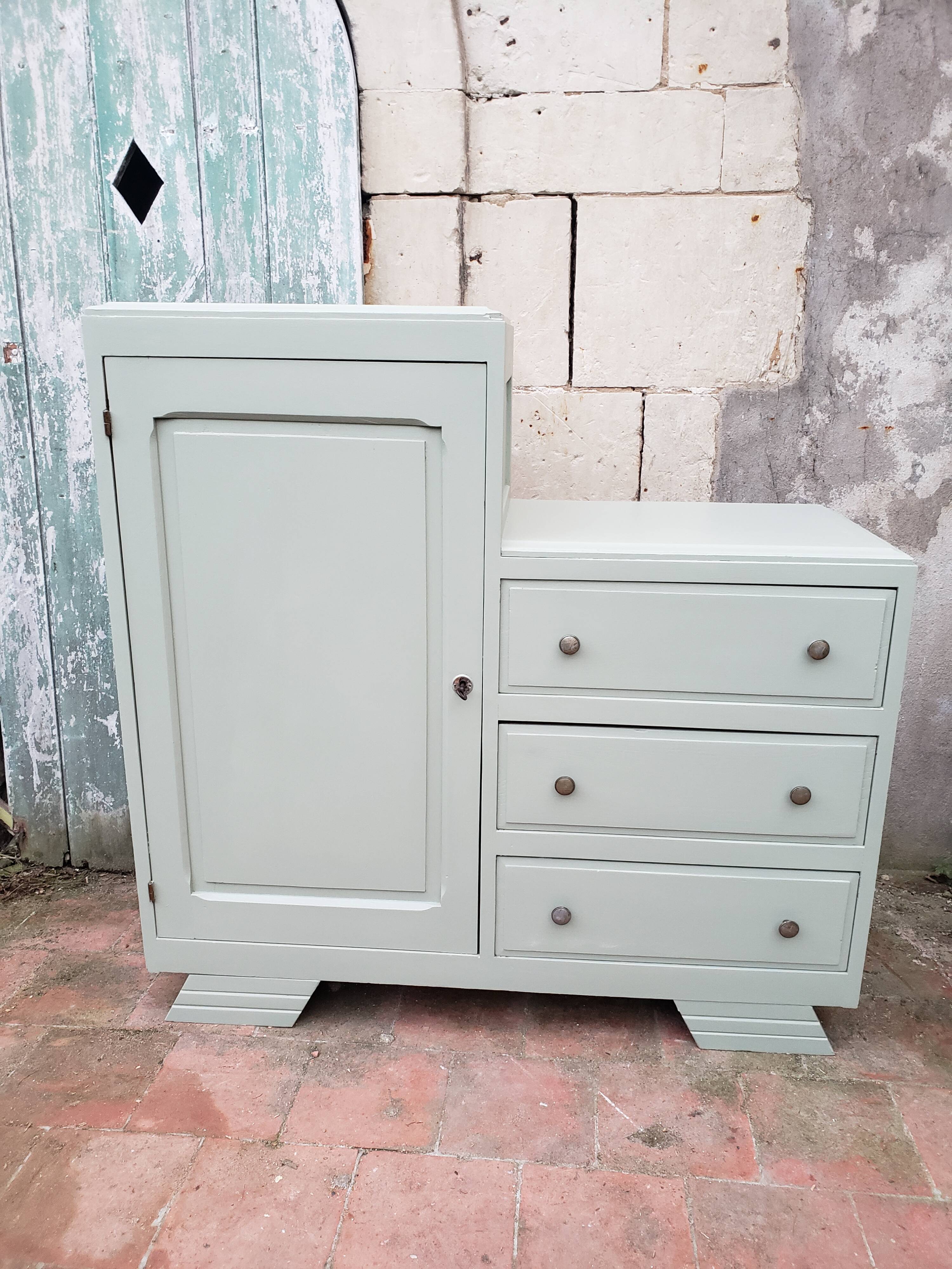 Commode asymétrique vintage vert lichen