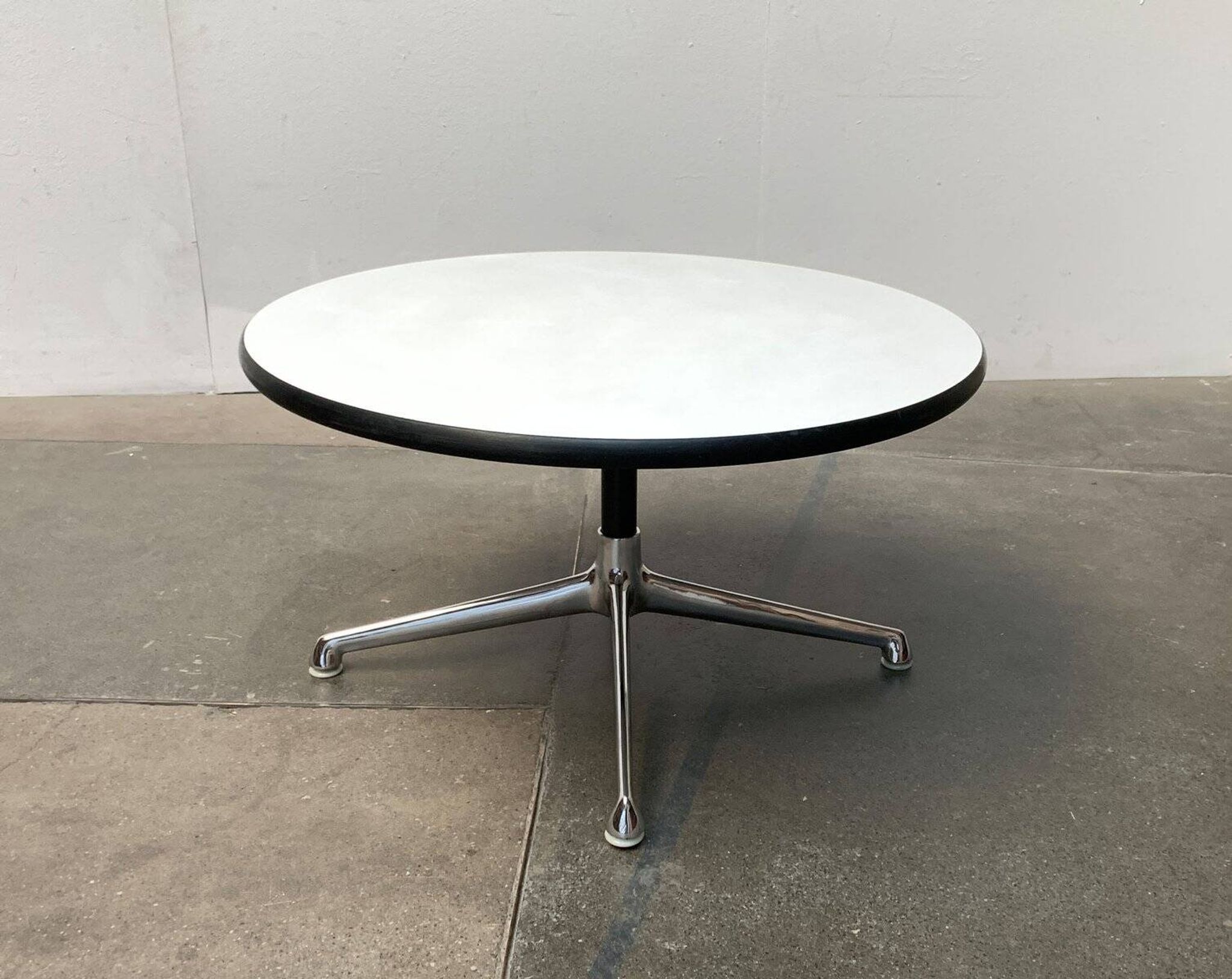 Table d'appoint du milieu du siècle par Charles & Ray Eames pour Herman Miller, années 1960