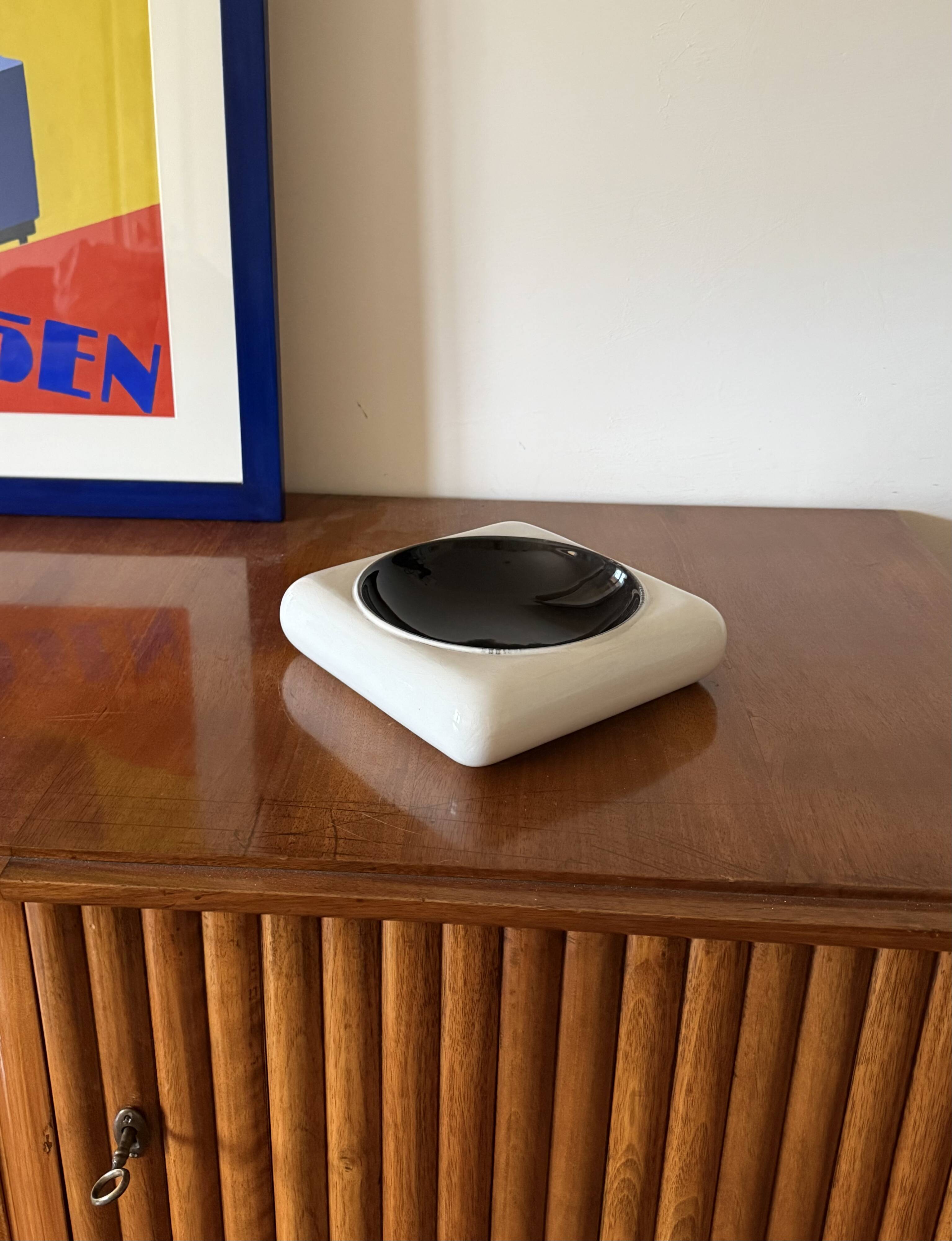 Space age black and white ceramic ashtray / vide poche, Italy 1970s