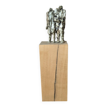 Contemporary sculpture couple in ceramic on a base.