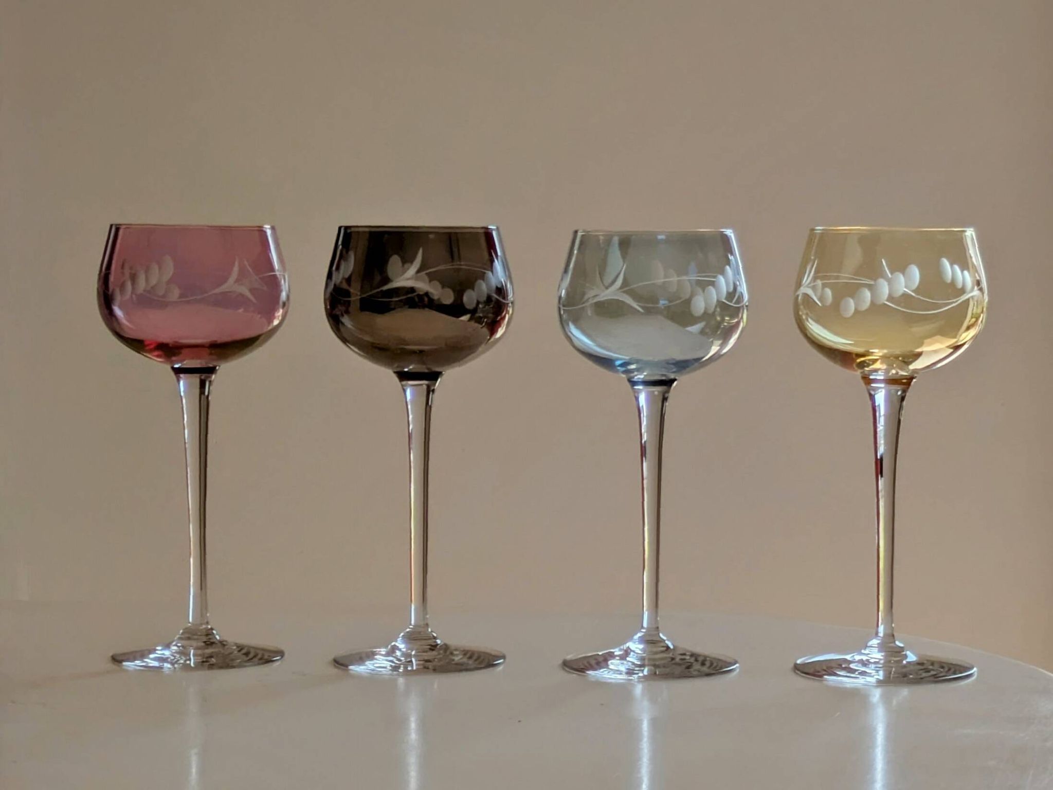 Série de 4 Verres à Vin en Cristal de Couleur  "Harlequin" Gravés Main 1960