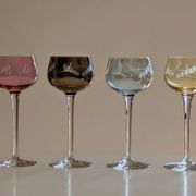 Série de 4 Verres à Vin en Cristal de Couleur  "Harlequin" Gravés Main 1960