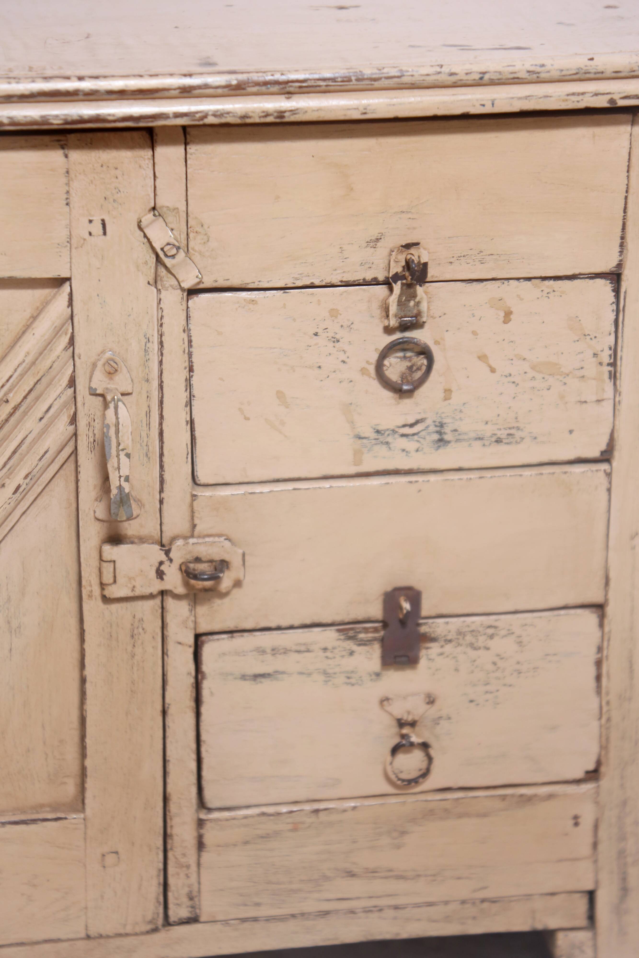 Buffet down in ancient Burmese teak