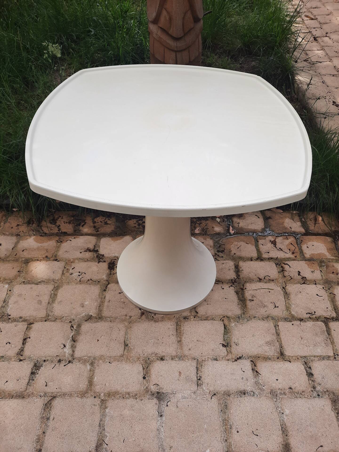 Set of a table and 3 tulip leg chairs, 1970s Space Age inspired.