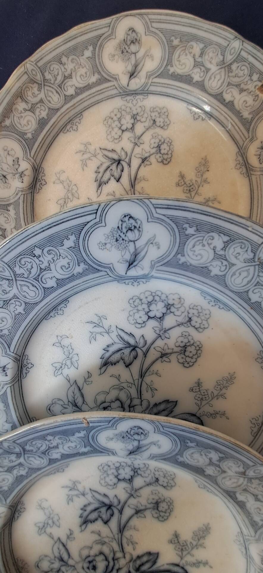 Assiettes en faïence anglaise. 19ème.  Grosvenor China
