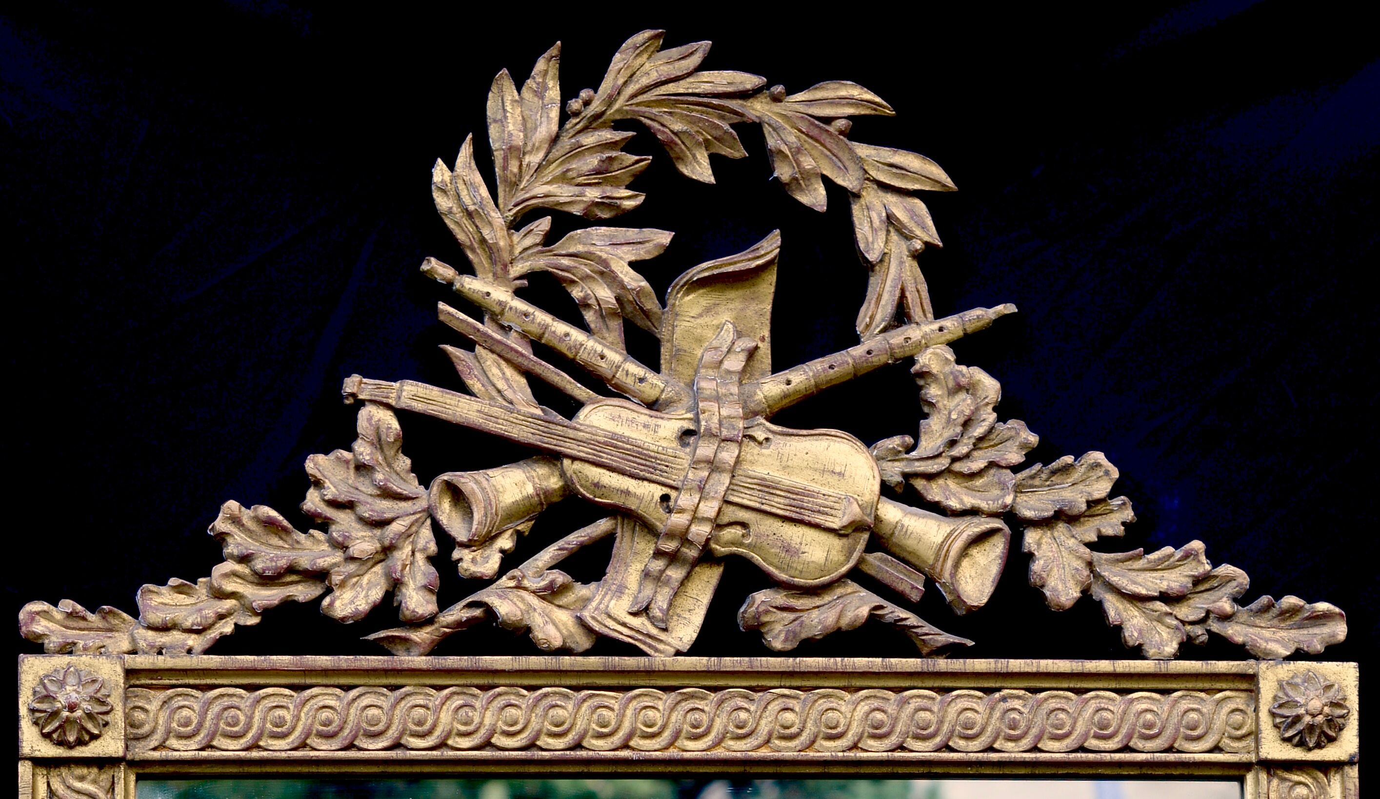Louis XVI ice, Gilded and carved wood, Pediment with Musical Instruments
