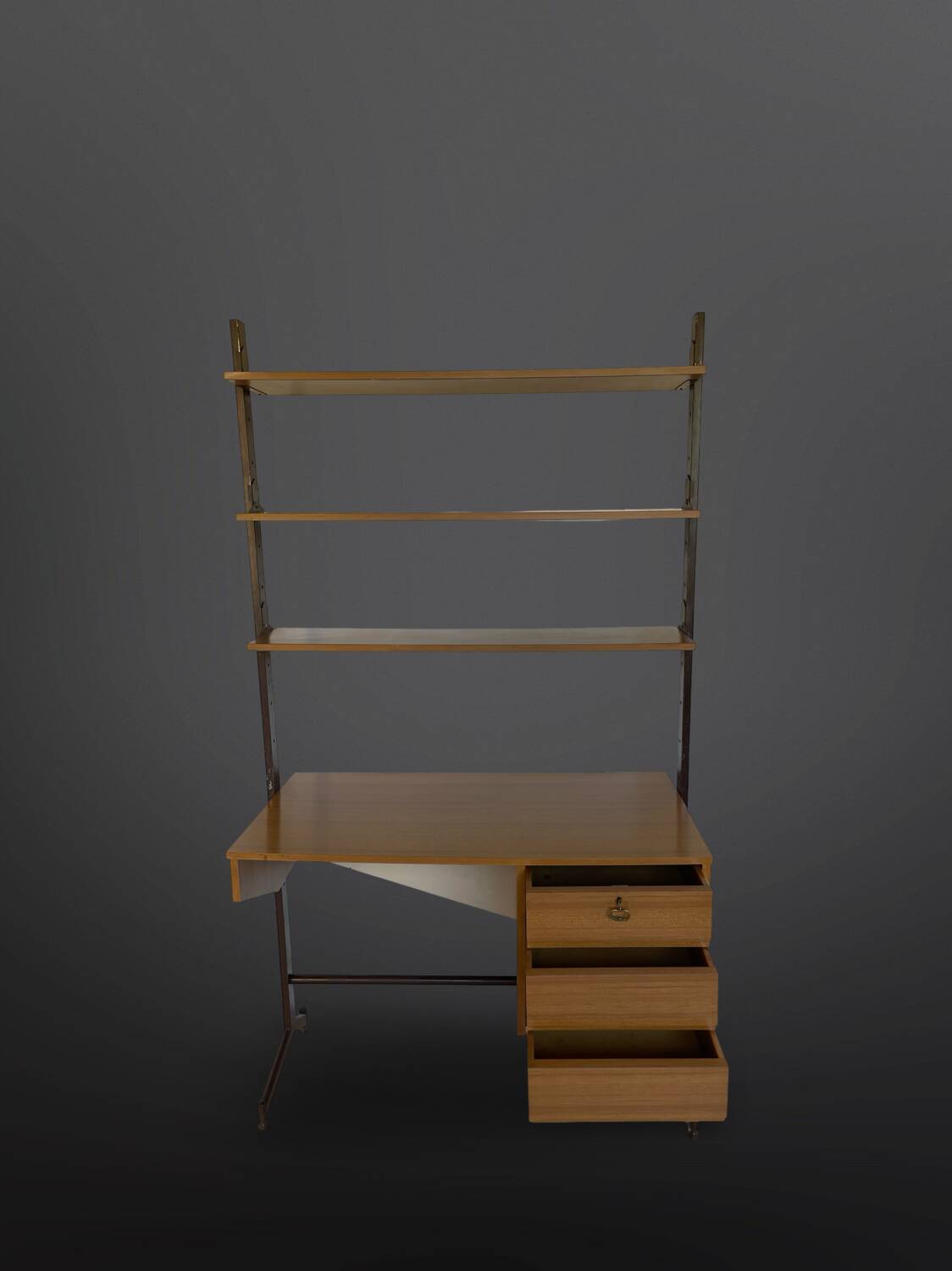 Bibliothèque italienne du milieu du siècle avec bureau.