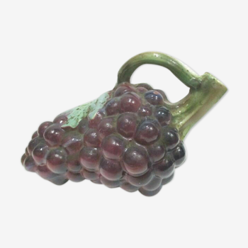 Grape pitcher in dabbling