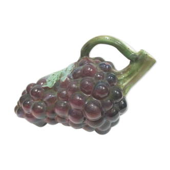 Grape pitcher in dabbling