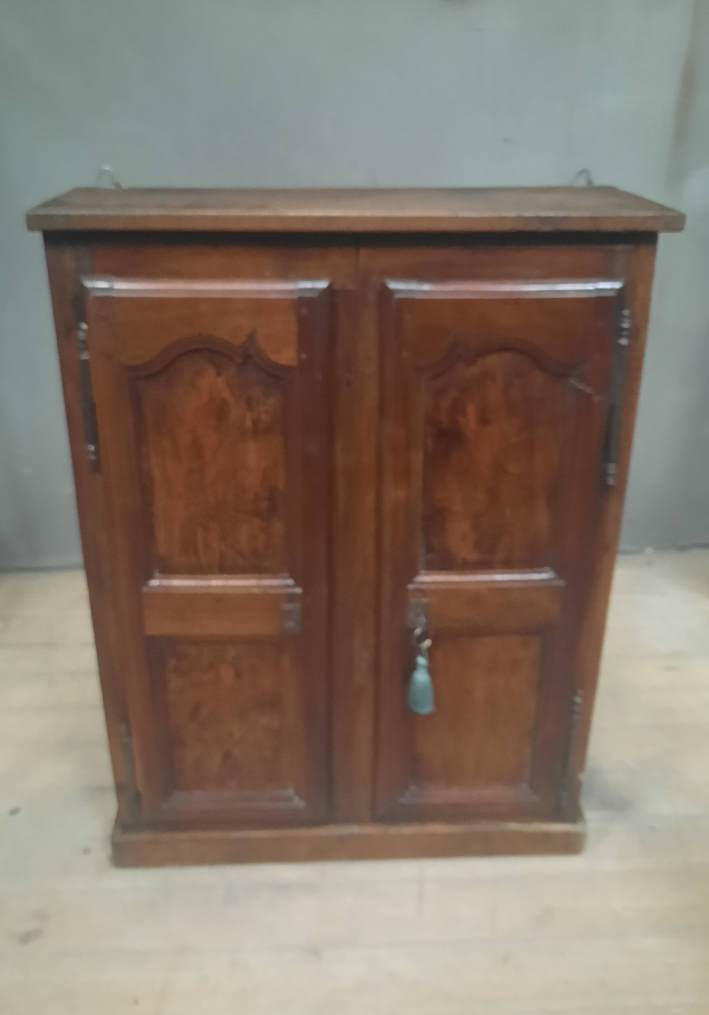 Bressane armoirette with 2 doors