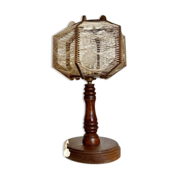 Lampe en bois et fils tendus