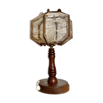 Lampe en bois et fils tendus