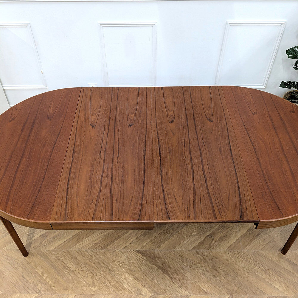 Round Scandinavian table with extensions