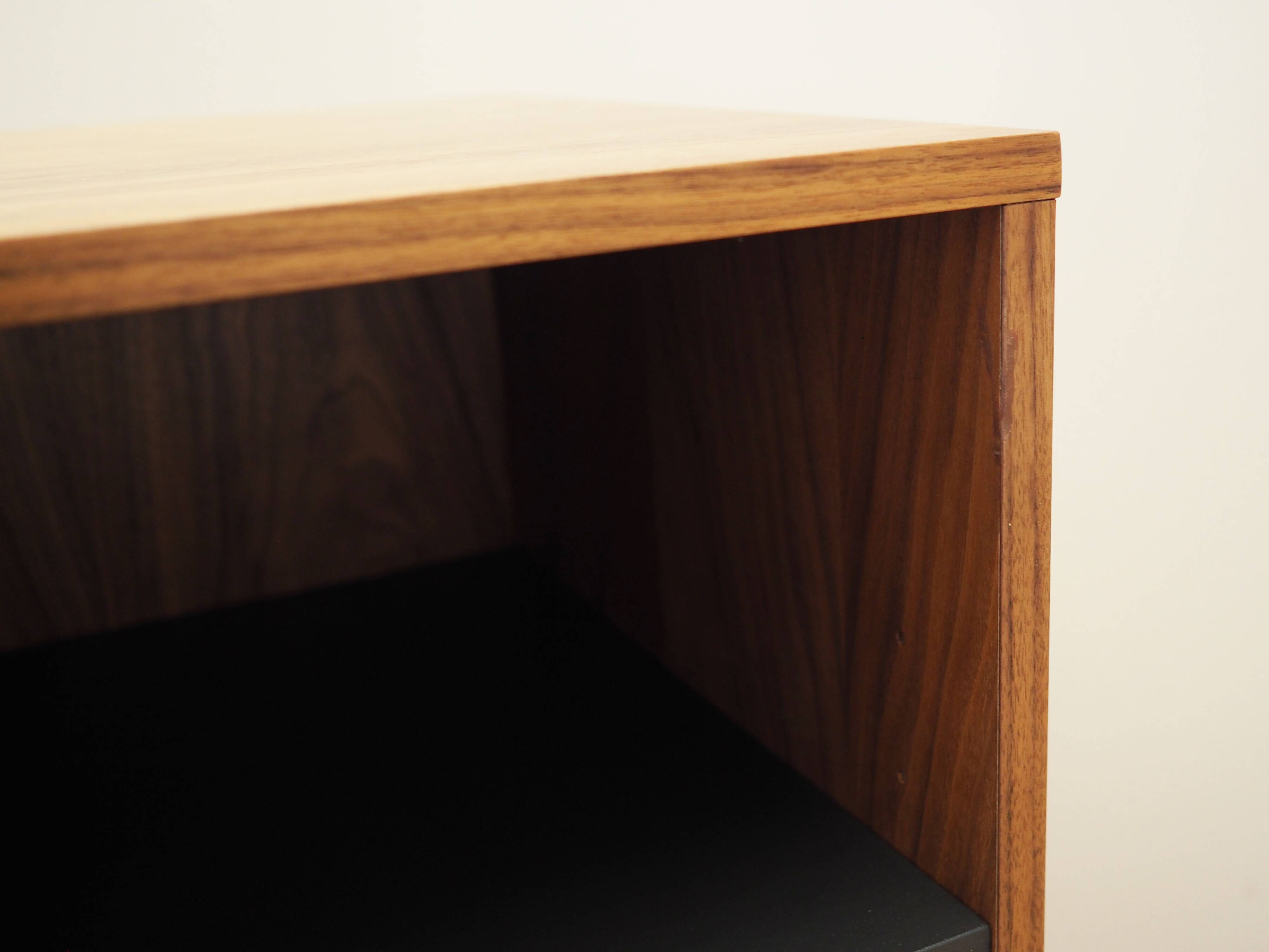 Bibliothèque en noyer, design scandinave