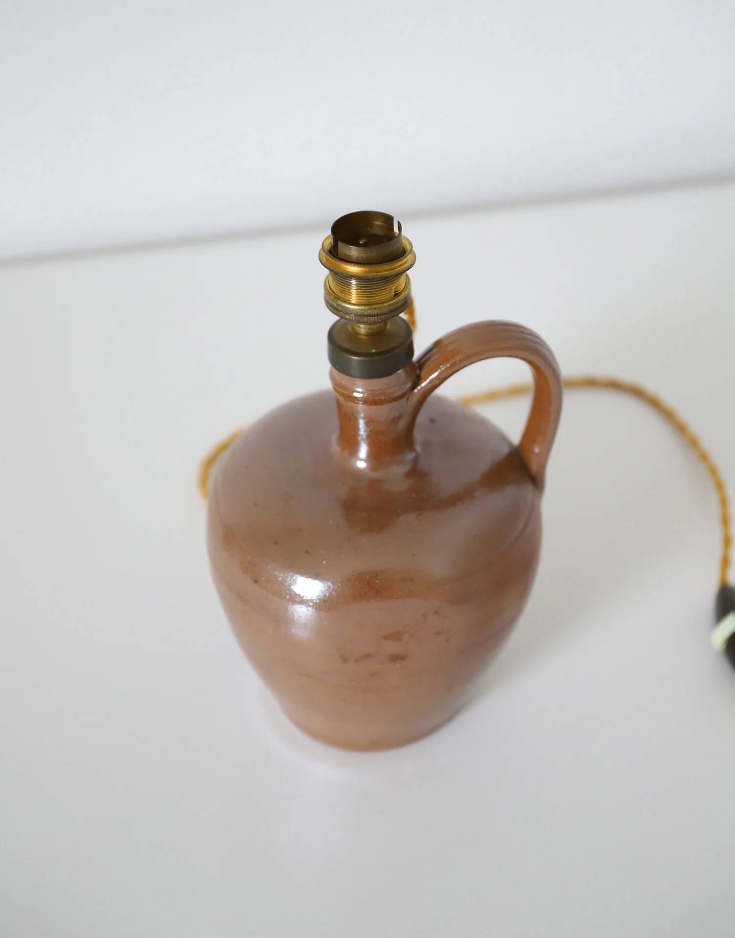 Lampe à poser artisanale "Héritage Alsacien" – Grès au sel et lumière graphique