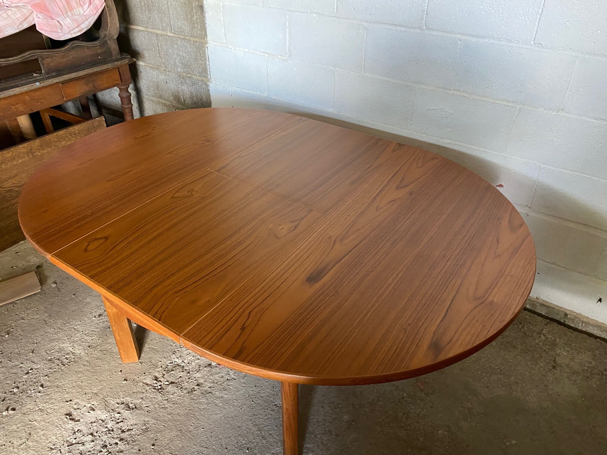 Scandinavian extendable table in teak
