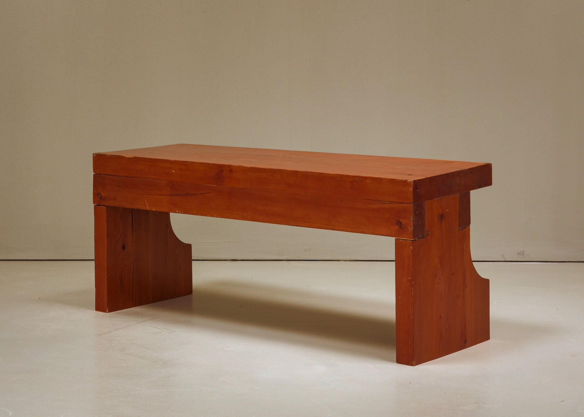 Banc brutaliste de Marc Dessauvage en bois de pin