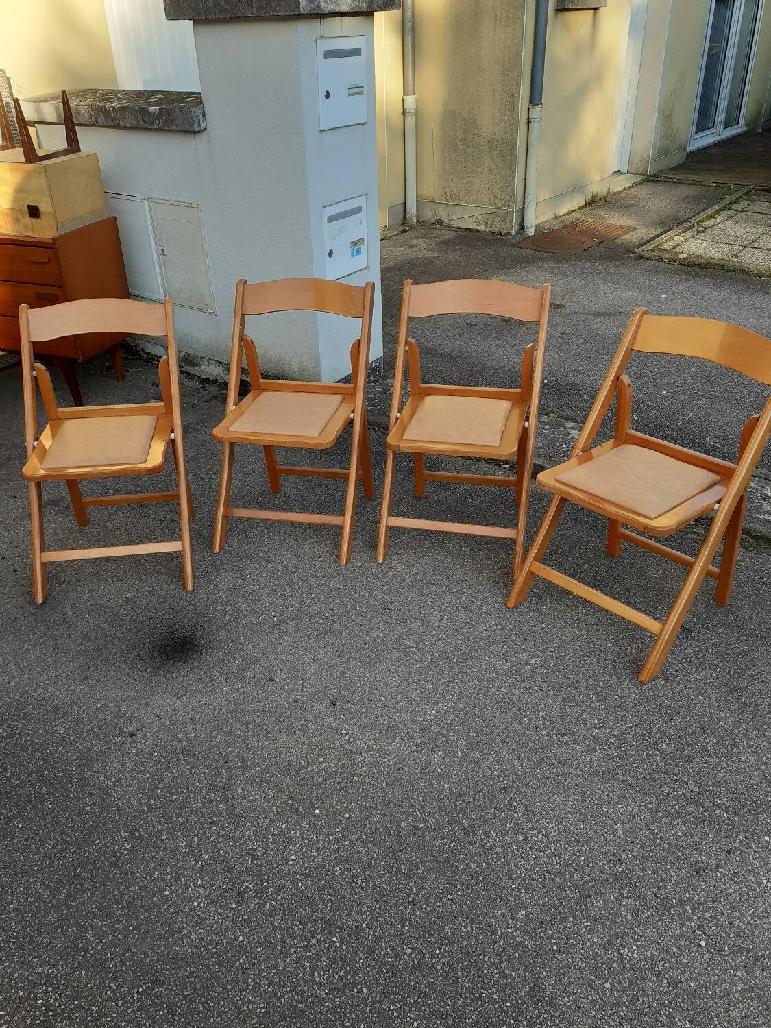 “Space saving” dining set