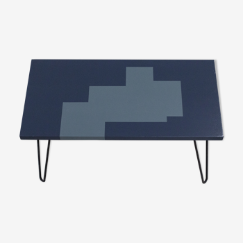 Design wooden coffee table with blue and grey patterns on pins feet