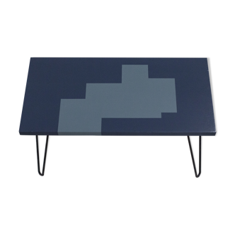 Design wooden coffee table with blue and grey patterns on pins feet