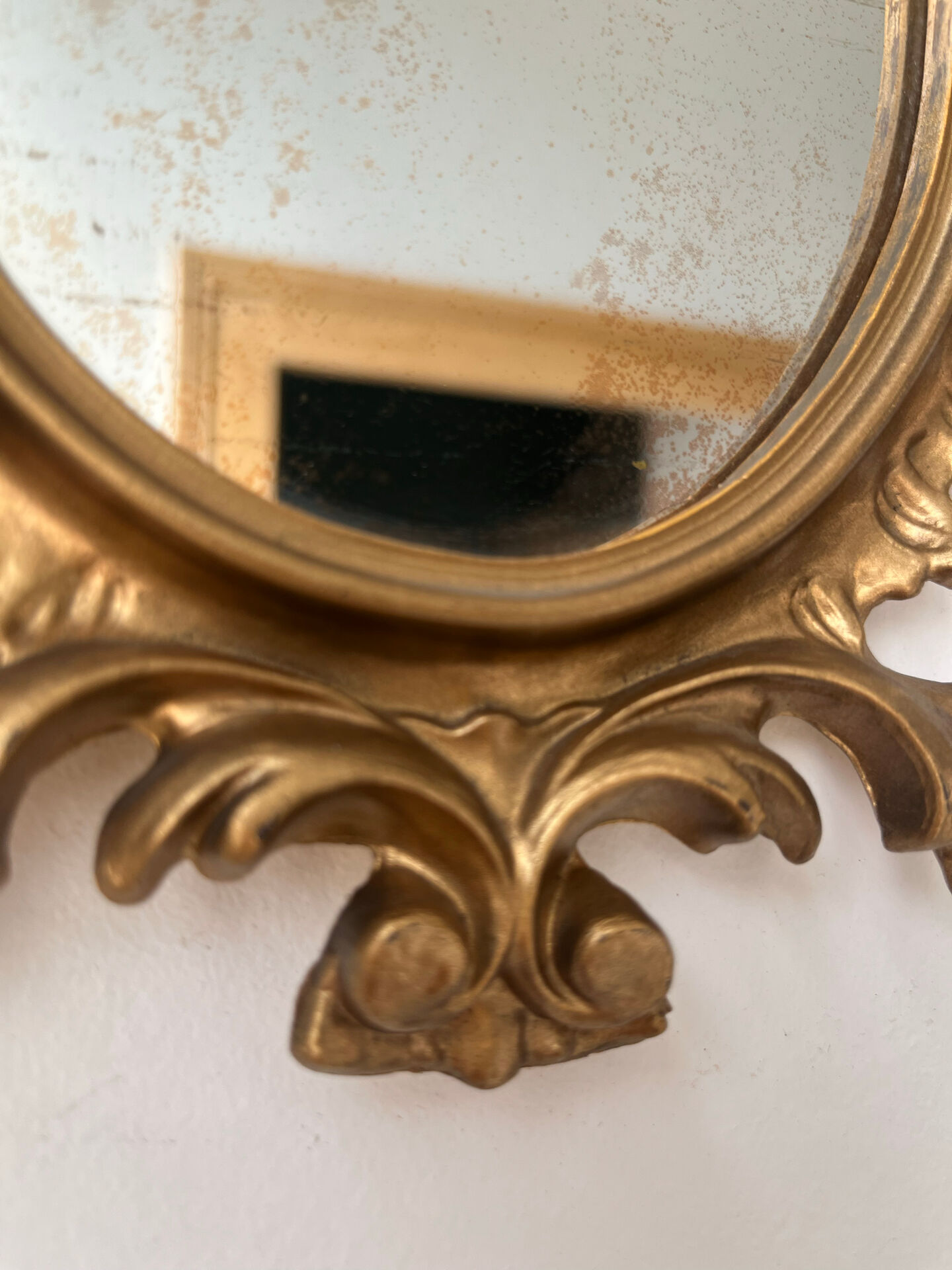 Petit miroir ovale signé Tallandier en laiton doré style Rococo – 30x2