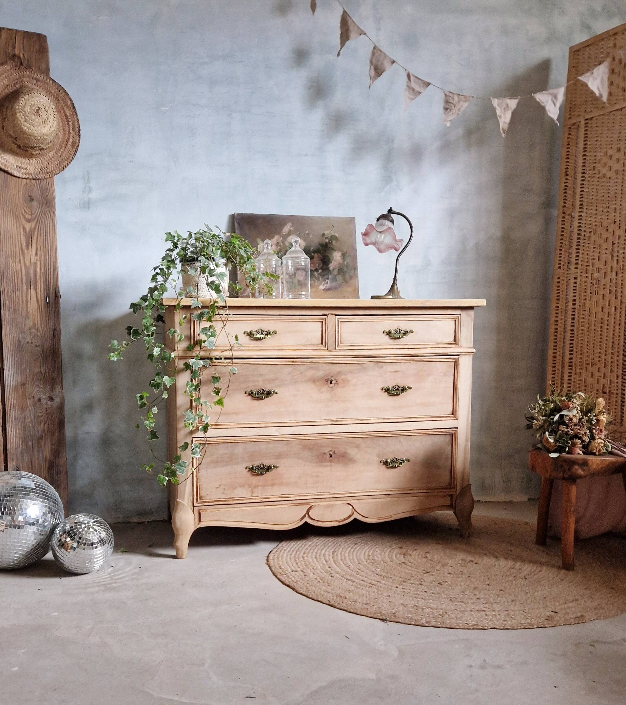 Pretty and old Louis XV chest of drawers