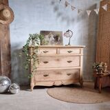 Jolie et ancienne commode Louis XV