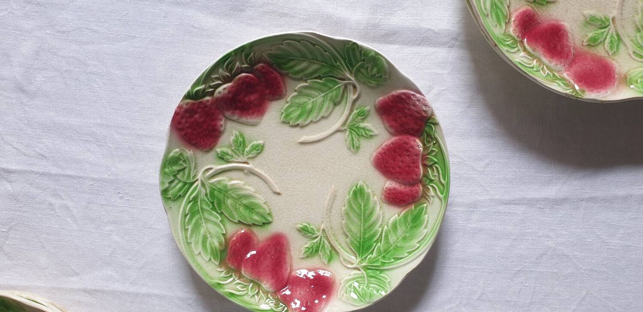 Six assiettes en barbotine décor fraises