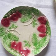 Six assiettes en barbotine décor fraises