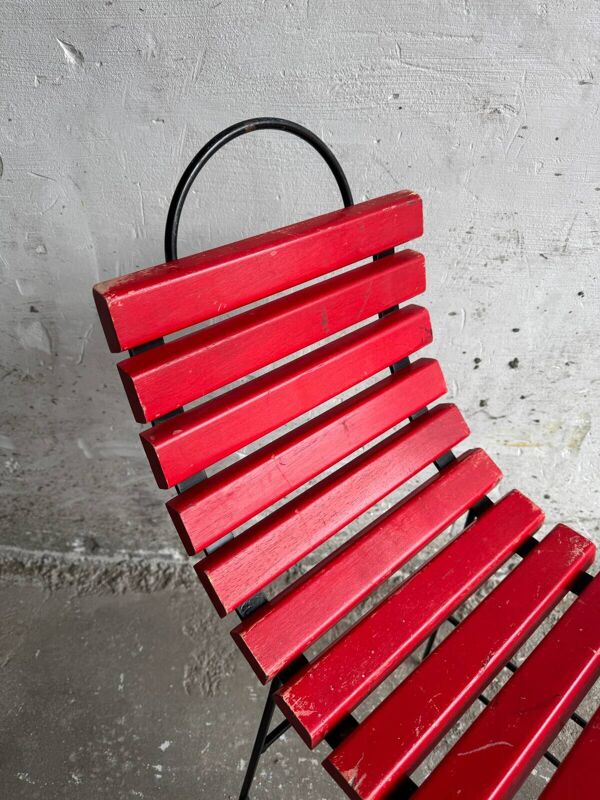 Chaise en bois à lattes peintes en rouge avec cadre en métal noir — Style bistro industriel moderne