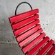 Chaise à lattes en bois peint en rouge avec structure en métal noir — Style bistro industriel moderne